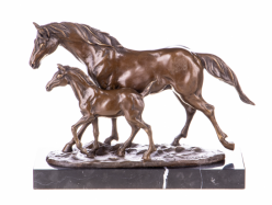 bronzov� socha na mramorovom podstavci K�� s �rieb�om 46