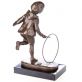 bronzov socha na mramorovom podstavci Chlapec s kruhom 102 - pohlad 3 - www.glancshop.sk