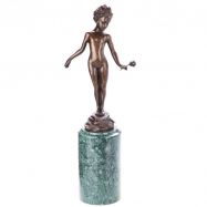 bronzov� socha na mramorovom podstavci Diev�a s ru�ou 127