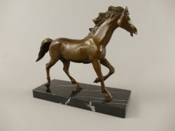 bronzov� socha na mramorovom podstavci 71