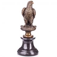 bronzov� socha orla na mramorovom podstavci 83