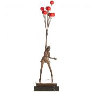 bronzov� socha Flying Balloon Girl na mramorovom podstavci 